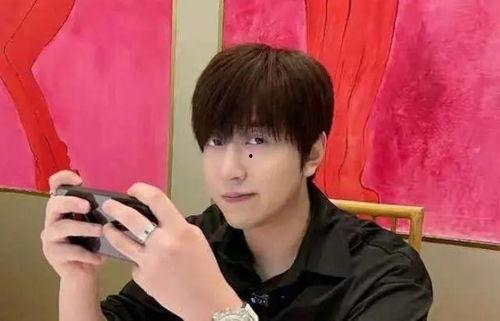 吃瓜博主两个女生视频,两位女生视频背后的故事