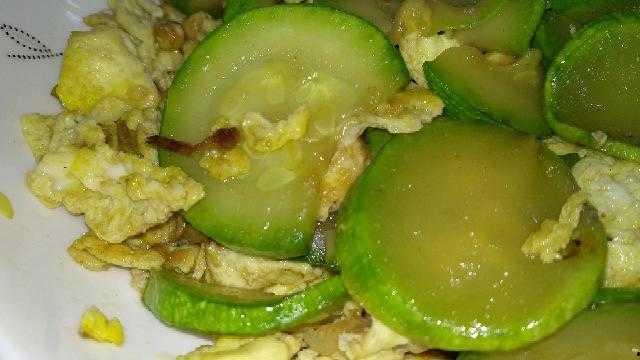 吃茭瓜还需要削皮吗视频,削皮还是直接享用？揭秘茭瓜食用真相