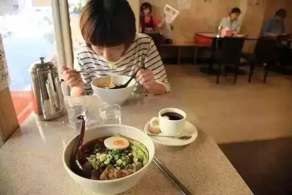 温州咖啡店老板娘吃瓜视频,揭秘日常生活中的趣味瞬间